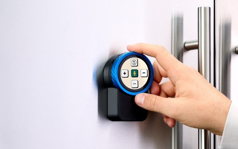 p2-fridge-hand-m.jpg